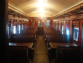 interiér jednoho z vagonů v muzeu železnice