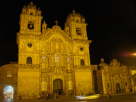 noční kostel La Compaňia de Jesus