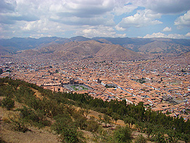 výhled na Cuzco z pevnosti Sacsayhuaman