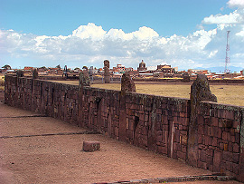 zeď ohraničující plošinu Kalasasaya