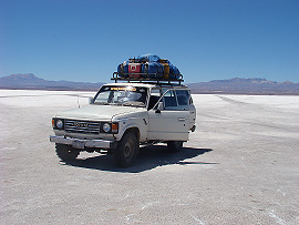 náš džíp v solné pustině na Salar de Uyuni